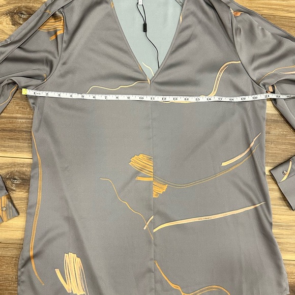 Reiss Pippy Abstract Printed Blouse Gray Sz 10 Satin V Neck Relaxed Fit NWOT - Picture 12 of 13